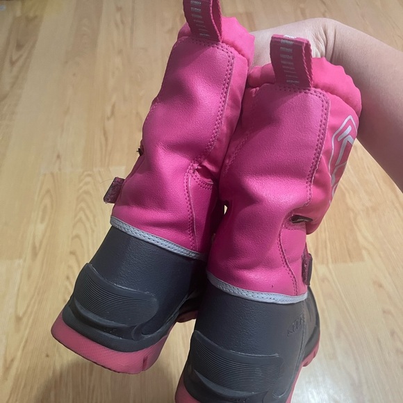 Keen Fuchsia and Black Snow Boots - Picture 6 of 7